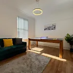 Flatzy - Huge 7 Bed House Close To Football Stadiums