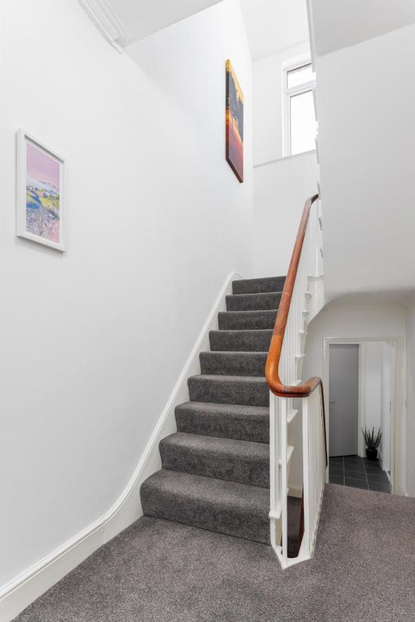 Flatzy - Huge 7 Bed House Close To Football Stadiums Holiday home *