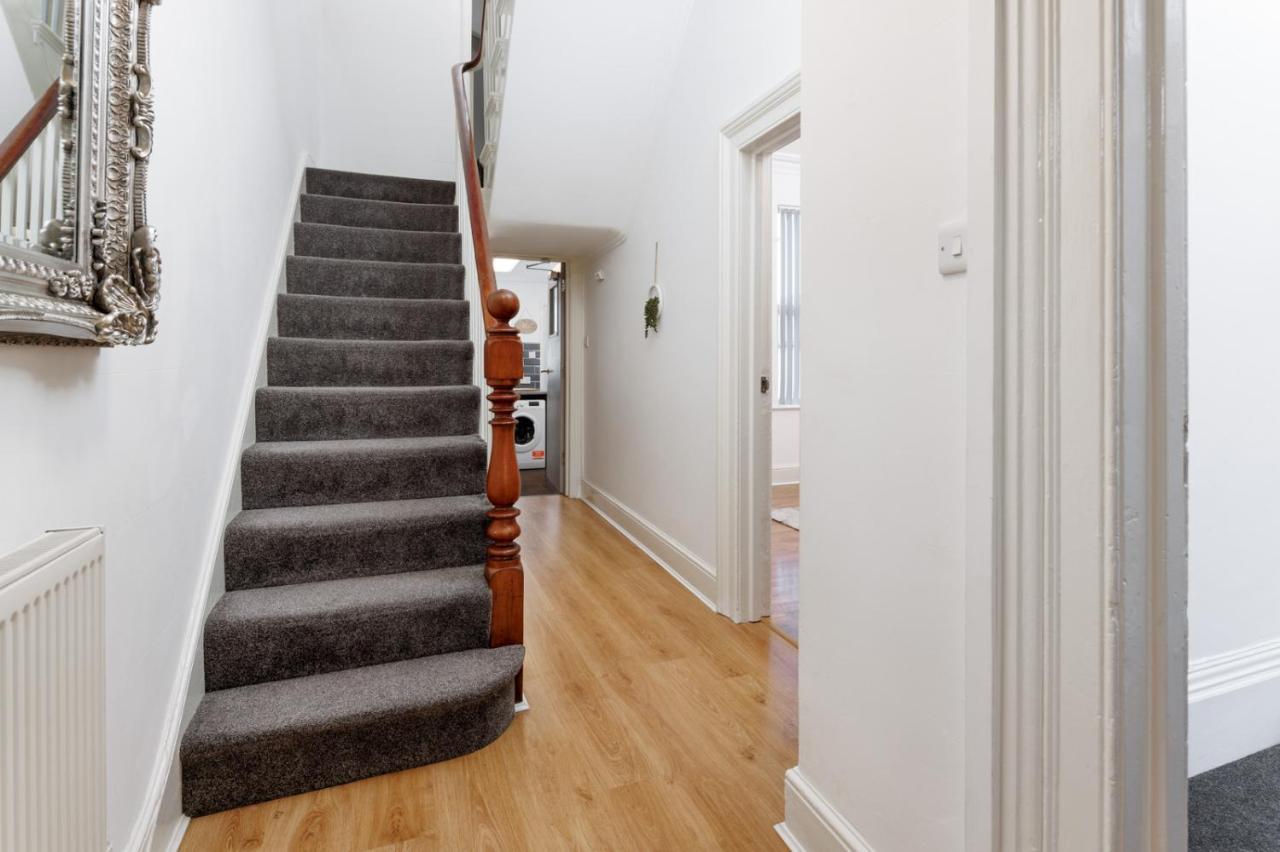 Flatzy - Huge 7 Bed House Close To Football Stadiums Holiday home Liverpool