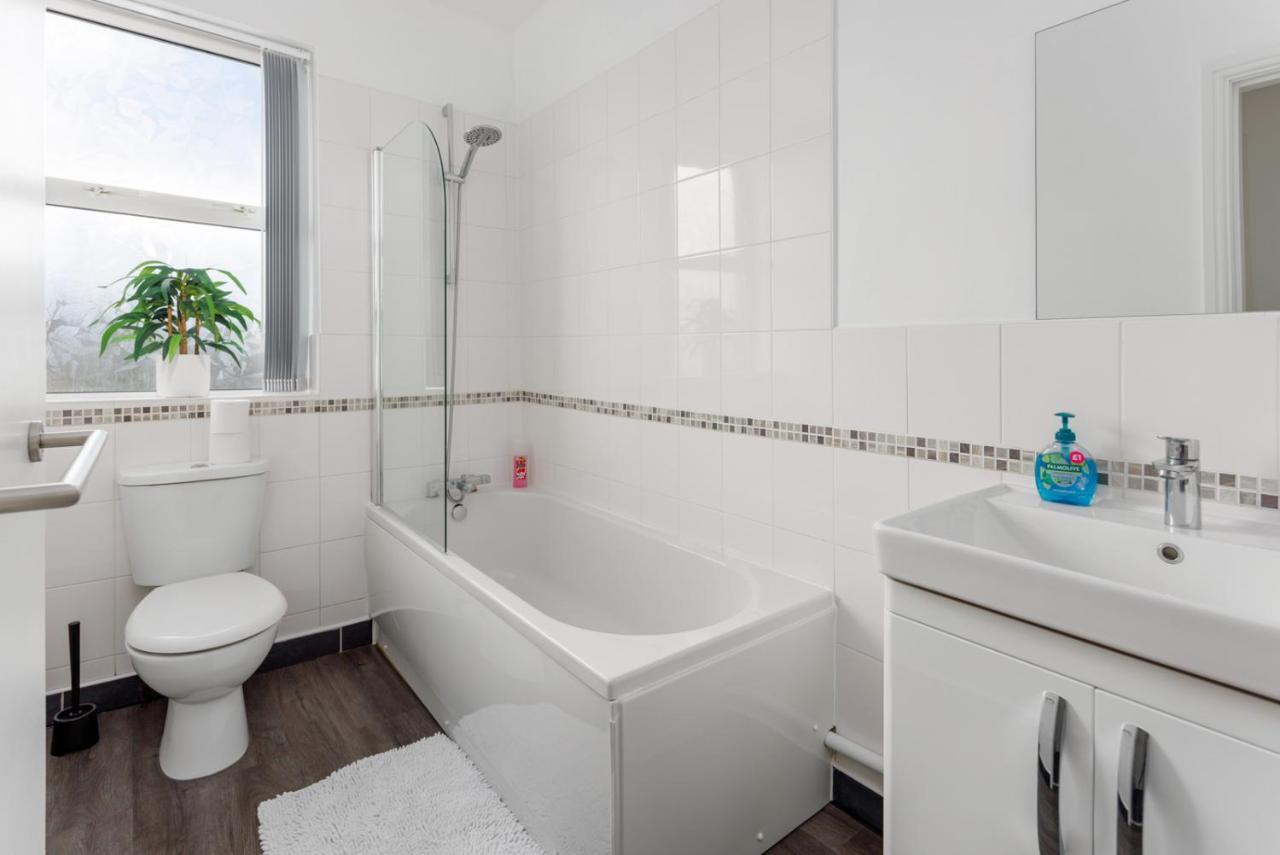 Flatzy - Huge 7 Bed House Close To Football Stadiums Holiday home Liverpool