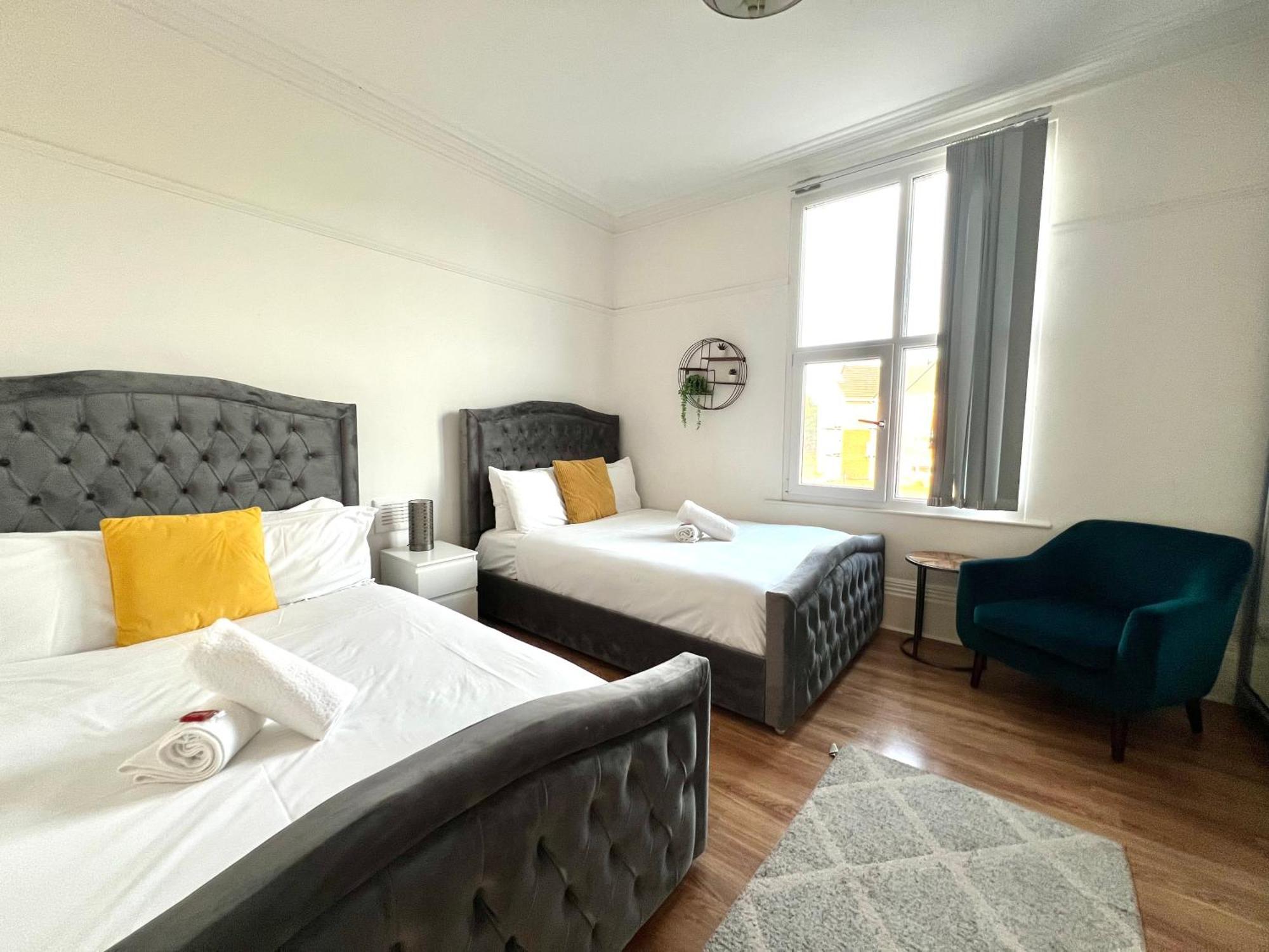 Flatzy - Huge 7 Bed House Close To Football Stadiums Holiday home