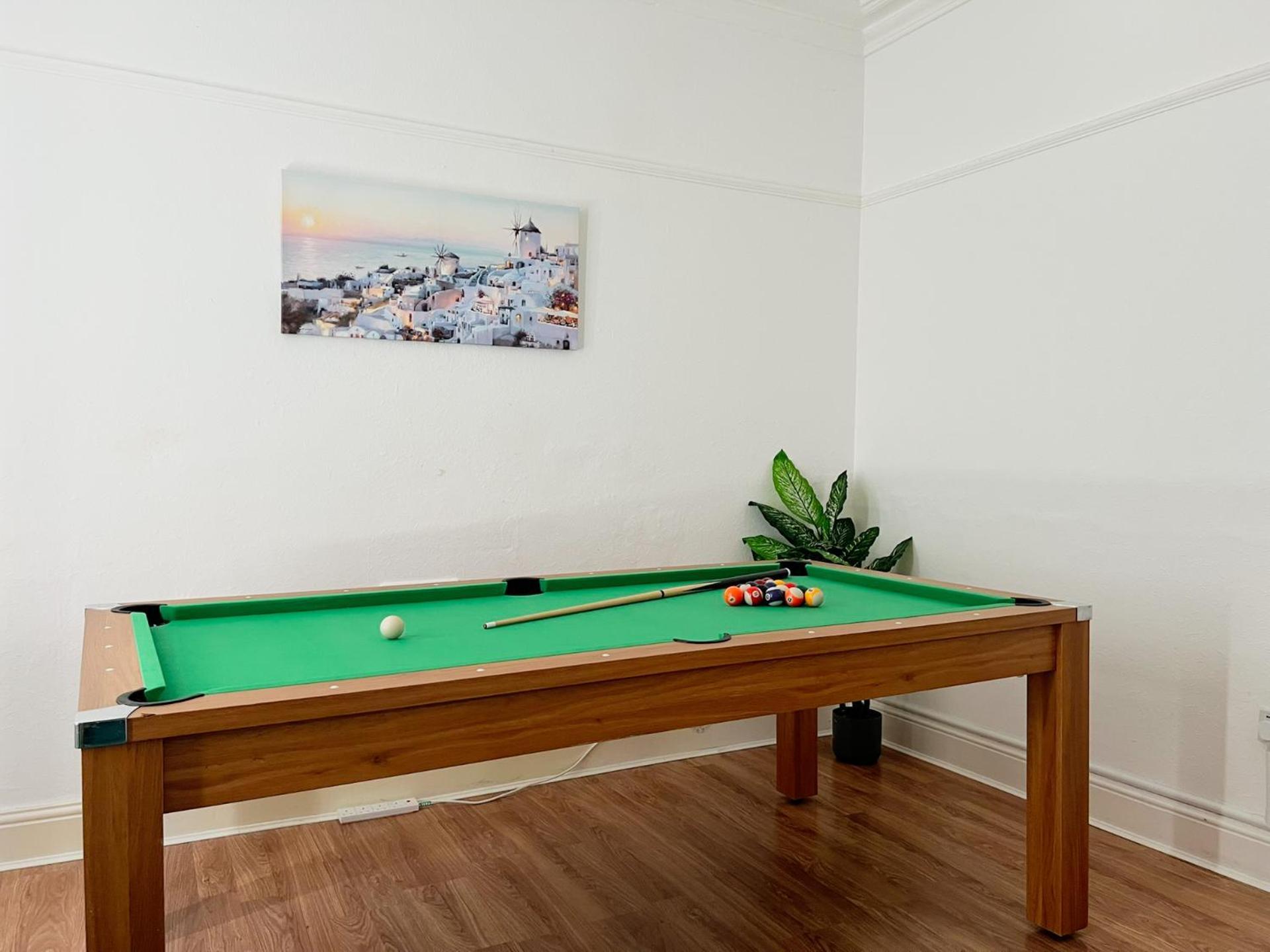 Flatzy - Huge 7 Bed House Close To Football Stadiums *